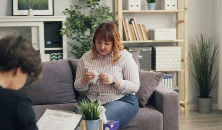 <p><span style="color:#B22222"><strong>GÖRME BOZUKLUĞUNA NEDEN OLUYOR"</strong></span></p>

<p>Ödem olduğunda anlıyoruz ki kafa içi basınç artışı var, görme sinirindeki dolaşımı etkiliyor, görme sinirine zarar veriyor. İlk basamak kilo vermesini sağlamak, ikinci basamak kafa içi basınç artışını azaltıcı ilaçlarımız var. Fakat bu ilaçları uzun süre kullanmak sağlıklı değil. Hastaya mutlaka bir an önce kilosunu vermesini söylüyoruz. Ama bazı durumlarda görme kaybı hızlı ilerleyebiliyor. Çünkü hasta görmesi iyi olduğu halde görme alanı kötü olabiliyor. Onu ancak görme alanı testiyle anlayabiliyoruz. Görme keskinliği de düşüyorsa, hastaya cerrahi yöntemler öneriyoruz. Göz hekimlerinin yaptığı optik sinire yönelik cerrahi operasyon var. Beyin cerrahlarının yaptığı şant ameliyatları, girişimsel radyologlar tarafından yapılan operasyonlar var."</p>

<p> </p>
