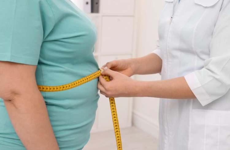 <p>Obeziteye bağlı görme bozukluklarının her yaş grubunda görüldüğünü ancak <strong>20-40 yaş kadınlarda daha sık rastlandığını belirten</strong> Önder, anemi hastalığı ve küçük çocuklarda görülen orta kulak iltihaplarının da bazen beyin dolaşımını bozarak, kafa içi basınç artışına yol açabildiğine dikkati çekti.</p>

<p> </p>
