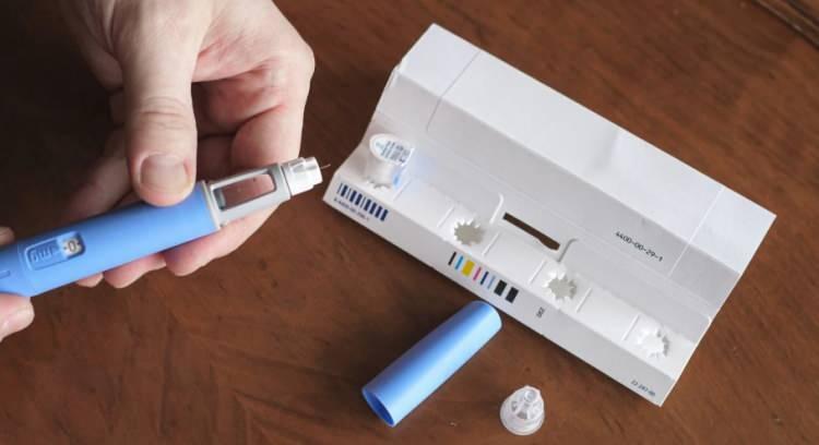 <p>Önder, zayıflamak için bazen bilinçsizce zayıflama iğnelerinin kullanılabildiğini vurgulayarak, <strong>"Bu zayıflama ilaçlarının da görme sinirine bazı etkileri literatürde bildirildi. Tabii ilaçların kullanım öyküsü çok uzun değil. Ben de görme sinirindeki iletimi bozan, optik nöropati yapan birkaç olguyla karşılaştım. Bu ilaçlardan ziyade sağlıklı kilo verilmesini öneriyoruz."</strong> dedi</p>
