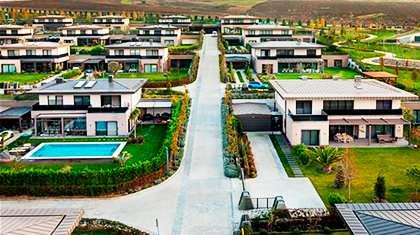 <p><span style="color:#800080"><strong>SİTEDEKİ 20 EVİ SATIN ALDIĞINI İDDİA ETMİŞLERDİ</strong></span></p>
