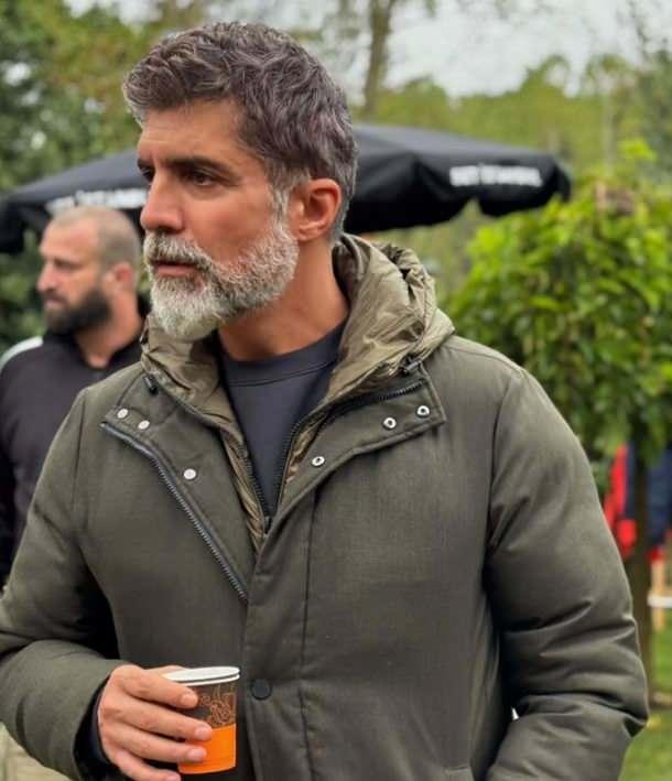 <p><strong>EMLAKÇI AÇIKLADI</strong></p>

<p>Ünlü sanatçının bir siteyi tamamen satın aldığı ortaya çıktı.</p>

<p> </p>
