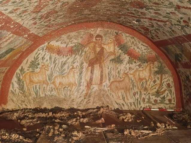 <p><strong>Söz konusu kazılarda Anadolu'da şimdiye dek bilinen tek örnek olma ihtimali taşıyan 'Çoban İsa' (Good Shepherd) figürü, hipogee mezarın kuzey duvarında fresk halinde gün yüzüne çıkarıldı.</strong></p>
