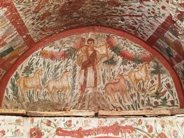 <p><strong>Roma ve Erken Bizans dönemlerinde 2. yüzyıldan 5. yüzyılın sonlarına kadar hem varlıklı aileler hem de halkın alt tabakası tarafından kullanıldığı değerlendirilen Hisardere Nekropolü'nde, İznik'e özgü "terracota plaka çatılı oda mezarların" yanı sıra farklı mezar tipleri de yer alıyor.</strong></p>
