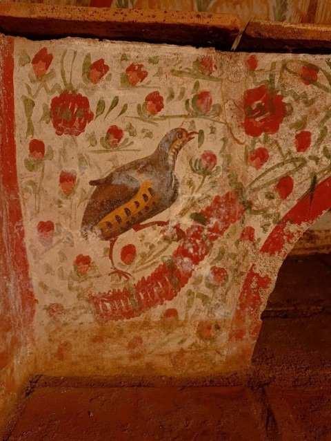 <p><strong>&Ouml;te yandan mezar i&ccedil;erisinde doğrudan tarihlendirmeye yarayacak bir buluntuya rastlanılmadı. Ancak mezarın mimari yapısı diğer &ouml;rneklerle karşılaştırıldığında g&ouml;r&uuml;len benzerlik, MS.3 y&uuml;zyıla işaret ediyor.</strong></p>
