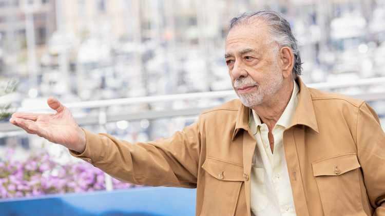 <p><strong>Dünyada eşi benzeri olmayan saatin müzayede öncesi 1 milyon dolara satılması bekleniyordu. Kimliğinin gizli tutulmasını isteyen bir kişi açık artırmaya telefonla katılarak saati rekor fiyata satın aldı.</strong></p>
