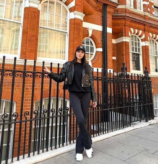 <p><span style="color:#B22222"><strong>BÜŞRA KARAKAŞ'IN AVUKATINDAN AÇIKLAMA</strong></span></p>

<p>Büşra Karakaş'ın avukatından yapılan yazılı açıklamada "Maria Avdienko tarafından komplo kurulmuş olup, komploya ilişkin tarafımızca Maria isimli kadın hakkında suç duyurusunda bulunulmuştur. Suç duyurusu dosyamız halen İstanbul Cumhuriyet Başsavcılığında İddia sahibi Maria isimli kadın tarafından yapılan suç duyurusu dosyasıyla birleştirilmiştir. Tarafımızca yapılan şikayet dosyasının kapsamı; özel hayatın gizliliğinin ihlali, kişisel verilerin hukuka aykırı olarak ele geçirilmesi ve yayılması, şantaj ve tehdit üzerinedir. Doğum günü partisinde her şey gayet normal devam ederken, bazı davetliler NYT ile birlikte gelen kadın misafirin taktığı gözlüğün video görüntü kaydı yapan akıllı bir gözlük olduğunu anlamaları ve Müvekkile söylemeleri üzerine Maria isimli kadından doğum günü partisini terk etmesi istenilmiştir. Şikayetçi Maria Avdieno önce salonu terk etmek istememiştir. Bunun üzerine diğer davetliler Maria isimli kadının salonu terk etmesi hususunda ısrar etmişlerdir. Bazı davetliler ile şikayetçi arasında itişme olmuş, ancak herhangi bir darp, yere düşme veya şikayetçiye karşı fiziksel bir müdahale olmamıştır. Sonrasında Maria isimli kadın eşyalarını alarak partiden çıkmıştır" denildi.</p>

<p> </p>
