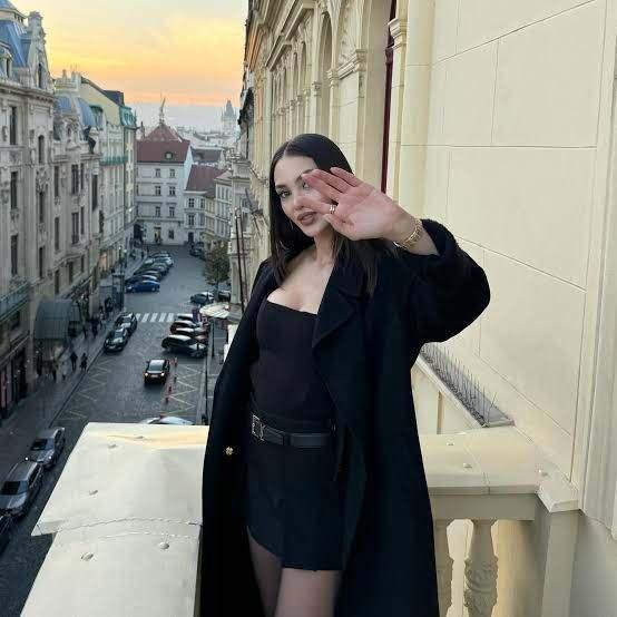 <p><span style="color:#B22222"><strong>'MÜVEKKİLİME KUMPAS KURMAYA ÇALIŞMIŞLARDIR'</strong></span></p>

<p>Açıklamada "Sonradan Levent Polis Merkezi Amirliğinden polis memurları müvekkilin doğum günü partisi yapılan yere gelmişler ve Maria isimli şikayetçinin eşyalarının kaldığını ve müvekkil hakkında şikayetçi olduğunu söylemişlerdir. Müvekkil ve diğer davetliler polis memurlarını doğrudan içeri davet etmişlerdir. Polis memurları içeri girdikten sonra şikayetçinin eşyalarının olup olmadığına bakmışlar ancak herhangi bir eşya bulunmadığı için oradan ayrılmışlardır. Müvekkil ve doğum günü partisinde bulunan birkaç kişi de polis memurları ile birlikte karakola gitmişlerdir. Instagramda yayınlanmıştır. Bu instagram hesabının kullanıcısı ve sahibi de AE isimli kişidir. Hem Maria Avdienko hem de AE Rus vatandaşıdırlar. Birlikte hareket etmektedirler ve organize bir şekilde müvekkile kumpas kurmaya çalışmışlardır" ifadeleri yer aldı.</p>

<p> </p>
