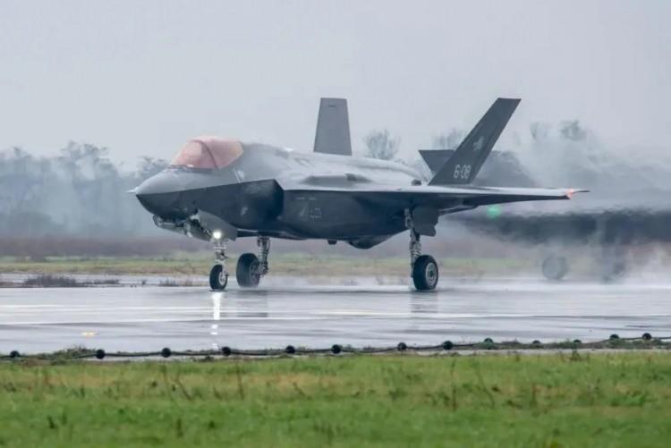 <p>P-72A deniz devriye uçağı, KC-767A havadan havaya yakıt ikmal uçağı ve MQ-9A ile E-550A CAEW platformları önemli rol oynadı.<br />
<br />
<br />
İtalyan Donanması'ndan F-35'ler ve AV-8B'ler ile İtalyan Kara Kuvvetleri'nden JTAC operatörleri de katıldı .</p>

<p> </p>
