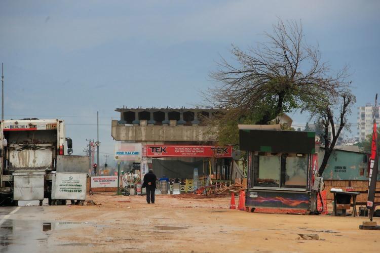 <p><span style="color:#A52A2A"><strong>PİDECİ DÜKKÂNINI BOŞALTMADI</strong></span></p>

<p> </p>

<p>Uncalı Kavşağı'nda yıllardır hizmet veren pideciye kadar gelen köprülü kavşak inşaatı, <span style="color:#A52A2A"><strong><em>işletme sahibinin dükkânı boşaltmaması nedeniyle durdu.</em></strong></span></p>
