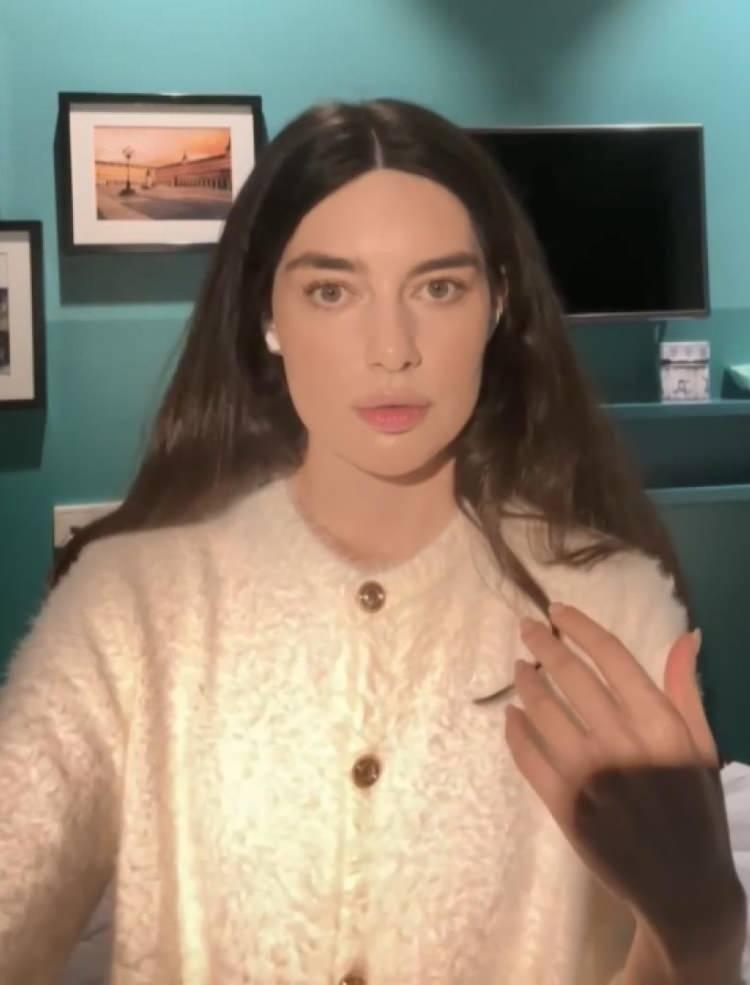 <p><strong><span style="color:rgb(178, 34, 34)">SAÇINDAN ÇEKTİ, GÜLÜMSEYEREK İTTİ</span></strong></p>

<p>Gecenin ilerleyen saatlerinde A. D. iddiaya göre Avdienko'yu yanına çağırdı. Avdienko da yanına gittiği A. D.’nin doğum gününü kutlamak istedi. A. D. partideki gürültülü ortam nedeniyle kadına bahçeye geçmeyi önerdi. Bahçeye geçecekleri sırada A. D., parti sırasında yanında bulunan model ve kick boksçu Büşra Karakaş’a bir şeyler söyleyerek Avdienko ile yürümeye başladı. Bu sırada iddiaya göre arkalarından bağırarak gelen Büşra Karakaş, Avdienko’yu saçından çekti; A.D.'nin ise gülümseyerek Avdienko’yu ittiği iddia edildi.</p>
