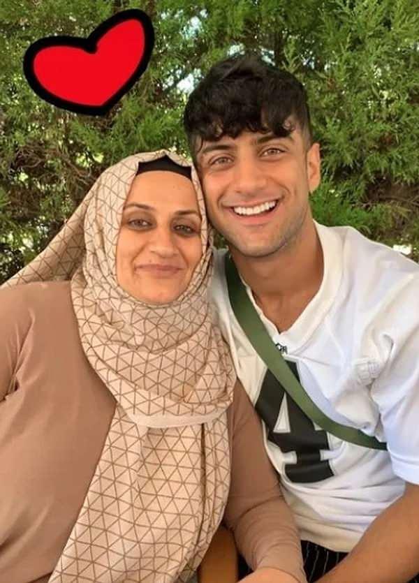 <p>Fenomen şarkıcı <strong>Reymen</strong> ve annesi <strong>Nasibe Yılmaz Aktaş</strong> arasındaki gerginlik, aylar önceki bir açıklamadan bu yana giderek büyümeye devam ediyor.</p>
