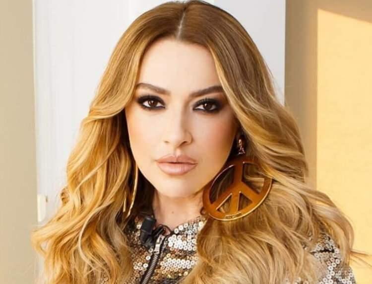 <p>Geçtiğimiz aylarda, <strong>Nasibe Aktaş</strong>, ünlü şarkıcı <strong>Hadise'</strong>nin sahne performansının "midesini bulandırdığını" belirterek, <span style="color:#800080"><strong><em>"Bir insan para da kazanıyorsa, edebiyle kazansın. Bu paranın bereketi olmaz. Haramla kazanılan paradan bir farkı yok. İğrenç ötesi, midem bulandı."</em></strong></span> şeklinde sert bir yorum yapmıştı.</p>
