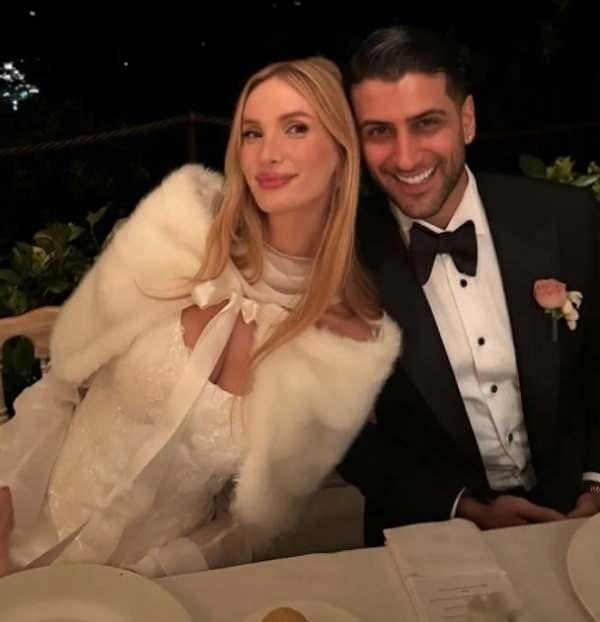 <p>G&uuml;nlerce devam eden bu tartışmalar sonrası, eşi ve annesi arasında kalan <strong>Reymen</strong>, <strong>Jennifer Lopez'</strong>in konserinde, annesiyle arasındaki bir sorun olmadığını <span style="color:#800080"><em><strong>"K&uuml;s değiliz. Anne-oğul arasında k&uuml;sl&uuml;k olmaz."</strong></em></span>&nbsp;diyerek kapatmıştı.</p>
