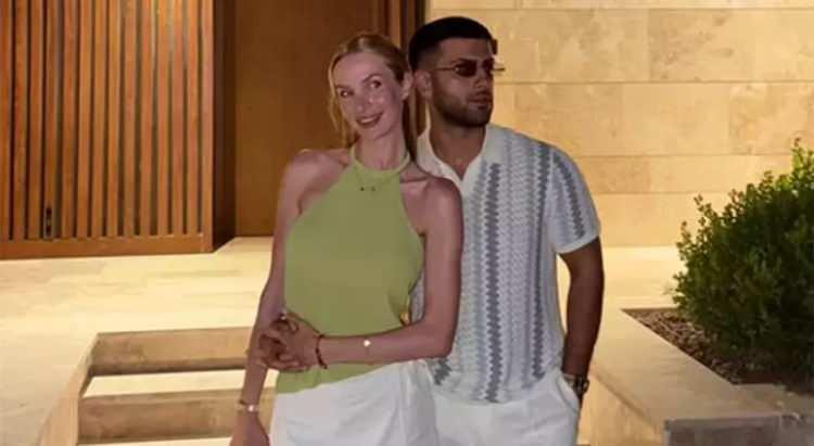 <p>Fenomen şarkıcı <strong>Reymen'</strong>in ge&ccedil;tiğimiz g&uuml;nlerde, annesinin doğum g&uuml;n&uuml; kutlayan sosyal medya paylaşımını g&ouml;rmezden gelmesi, ancak diğer t&uuml;m yakınlarının paylaşımlarını Instagram hikayesine paylaşması, aralarındaki krizinin hen&uuml;z sona ermediğini g&ouml;sterdi.</p>
