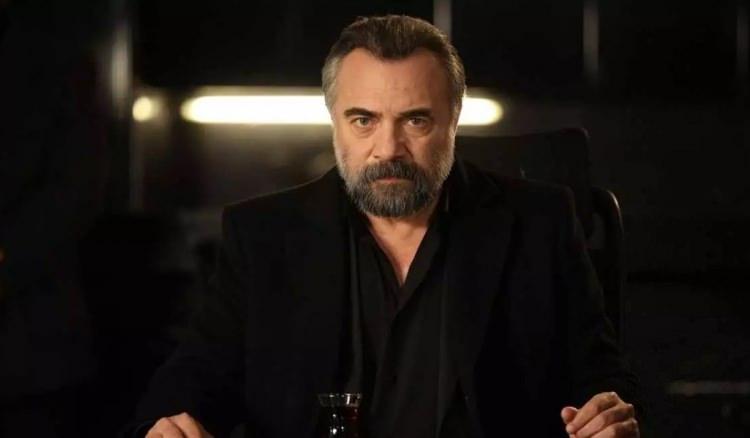 <p>Saat koleksiyonu olduğu da bilinen oyuncu, yine hem yatırım hem de evine asmak i&ccedil;in tabloları inceledi.&nbsp;</p>
