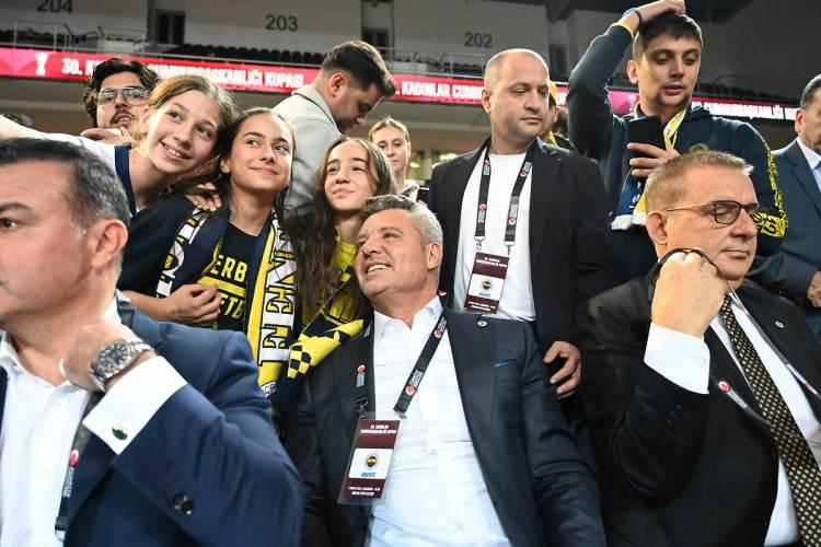 <p>Yine zirvede 5 futbolcunun ise bileti kesildi.</p>
