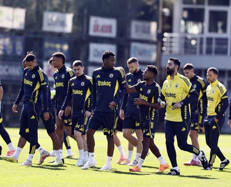 <p>Ayrılık kararı &ccedil;ıkan 5 futbolcu şu şekilde belirlendi:</p>
