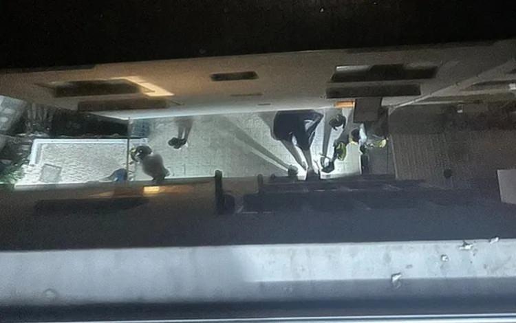 <p>Saatler s&uuml;ren bekleyiş, soruşturma birimlerinde firarın artık kesinleştiği değerlendirmesini g&uuml;&ccedil;lendirdi.<br />
<br />
G&uuml;lter ve Ulu'nun firar hazırlığının netleşmesi &uuml;zerine, Yalova Cumhuriyet Başsavcısı Duygu Bayar &Ouml;ks&uuml;z'&uuml;n talimatıyla ekipler operasyon i&ccedil;in harekete ge&ccedil;ti ve ikiliyi ka&ccedil;mak &uuml;zereyken yakaladı.</p>
