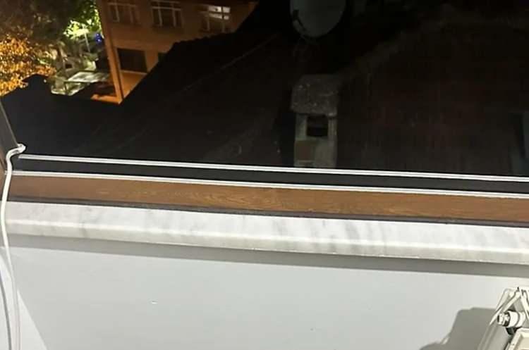 <p><strong>ANNESİNE SON S&Ouml;Z&Uuml; 'HADİ G&Ouml;R&Uuml;Ş&Uuml;R&Uuml;Z' OLDU</strong></p>

<p>Y&uuml;ksek sese odaklanma &ouml;zelliği bulunan kameranın aldığı dip seslerin incelenmesinde bir ger&ccedil;ek daha ortaya &ccedil;ıktı.</p>

<p>G&uuml;ll&uuml;'n&uuml;n pencereden aşağıya itilmesinin ardından kayıtlara kızının <strong>"Hadi g&ouml;r&uuml;ş&uuml;r&uuml;z bay bay"</strong> c&uuml;mlesi de girdi.</p>
