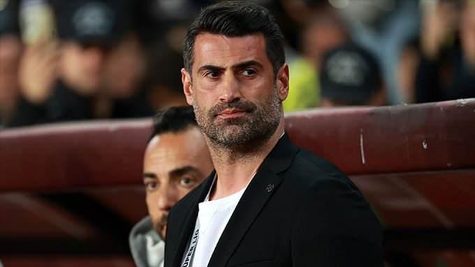 <p>Deneyimli teknik direktör, ayrılık gerekçesini şu sözler ile açıkladı:<br />
<br />
"Ben çok mutlu bir şekilde bugün ayrılıyorum. Neden ayrıldığımı kimse düşünemez. Çünkü ben kendim olarak bu kararı aldım. Daha doğrusu dün almıştım ama takımı yalnız bırakmamak adına açıklamadım. Bugün onlar da hiçbir şey hissetmeden sahaya çıktılar, çok güzel mücadele yaptılar. İçeride bana kızdılar haklı olarak ama bu kendi adıma alınmış bir karardır. O yüzden hepinize de teşekkür ediyorum. Ben büyük bir Gençlerbirliği taraftarı oldum. Ben istifa ediyorum ama bunu isteyerek yapmıyorum. Burada olmaktan ve çalışmaktan çok mutluydum. Beni buraya getiren Mehmet Başkan'dı, Arda Başkan seçildi. Dün bana çok nazik davrandılar ama ben bu kararı dün almıştım zaten."</p>
