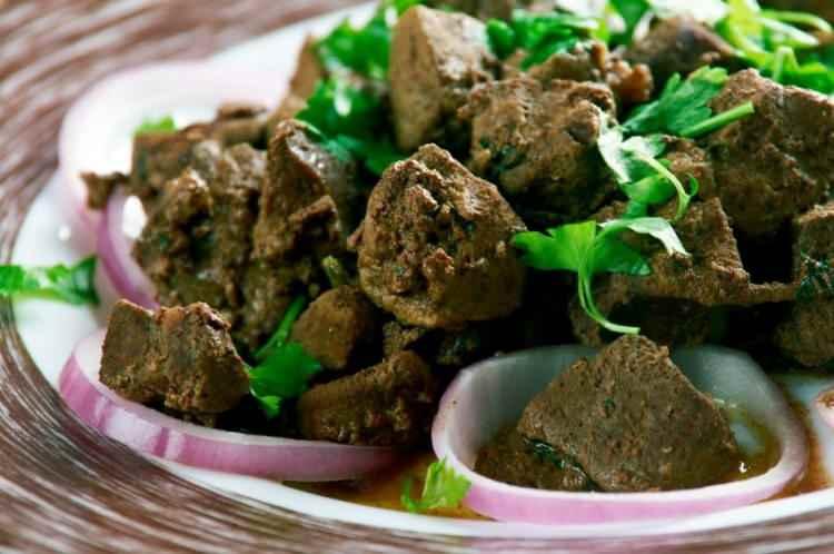 <p><strong>Cilt sağlığı ve yaşlanma karşıtı etkiler düşünüldüğünde ciğer, harika bir doğal kaynak olacaktır. Bu süper besin, doğrudan kolajen içermese de vücudumuzun kendi kolajen üretimini destekleyen ve mevcut kolajeni koruyan kritik bileşenleri yüksek yoğunlukta barındırır.Bu da onun dolaylı yoldan güçlü bir yaşlanma karşıtı gıda rolü üstlenmesini sağlar.</strong></p>
