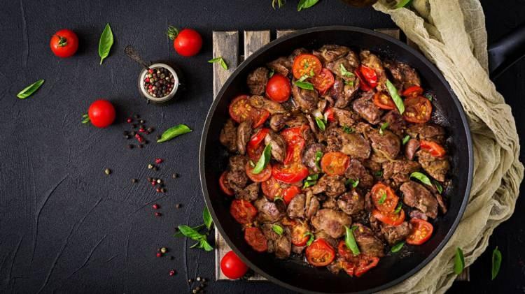 <p><strong>Ancak yoğun bir A vitamini kaynağı olan ciğerin tüketiminde bazı uyarıları göz önünde bulundurmakta fayda var. Özellikle hamilelerin ve yüksek miktarda A vitamini takviyesi kullananların aşırı tüketimden kaçınması ve mutlaka bir uzmana danışarak tüketmesi gerekmektedir.</strong></p>
