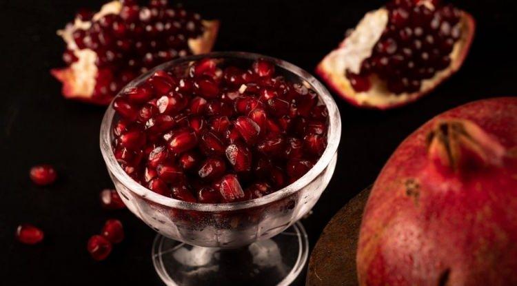 <p><strong>&Ouml;te yandan, y&uuml;ksek oranda polifenoller i&ccedil;eren nar, damarların esnekliğini artırarak kan dolaşımını rahatlatır ve kalp ritmini desteklemeye yardımcı olur.</strong></p>
