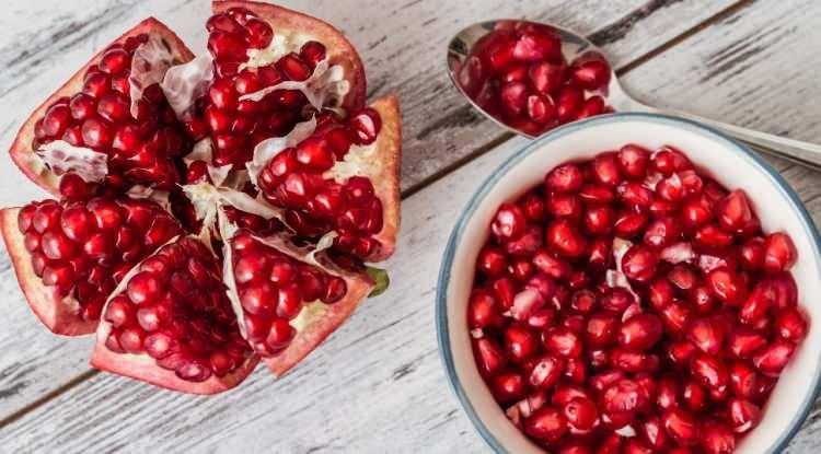 <p><strong>Son yapılan araştırmalardan biri; g&uuml;nde yaklaşık 280 ml nar suyu i&ccedil;menin, kan basıncının en y&uuml;ksek değerini (sistolik) yaklaşık 6 puan d&uuml;ş&uuml;rd&uuml;ğ&uuml;n&uuml; ortaya koyuyor. S&ouml;z konusu 280 ml'den fazla nar suyu i&ccedil;mek ise en y&uuml;ksek değeri daha fazla d&uuml;ş&uuml;rmemiş ama en d&uuml;ş&uuml;k değeri (diyastolik) yaklaşık &uuml;&ccedil; puan d&uuml;ş&uuml;rm&uuml;şt&uuml;r.</strong></p>
