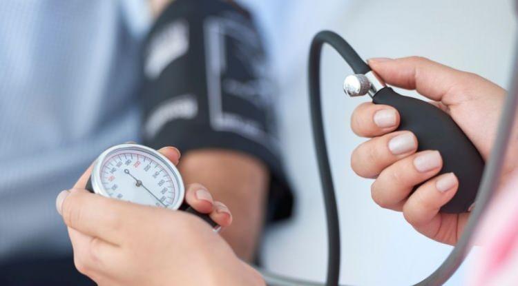 <p><strong>Kalp ve damar sağlığını tehdit eden "y&uuml;ksek tansiyon" riski, kalp krizi, inme ve b&ouml;brek hasarı gibi ciddi sağlık sorunlarına dahi neden olabiliyor.</strong></p>
