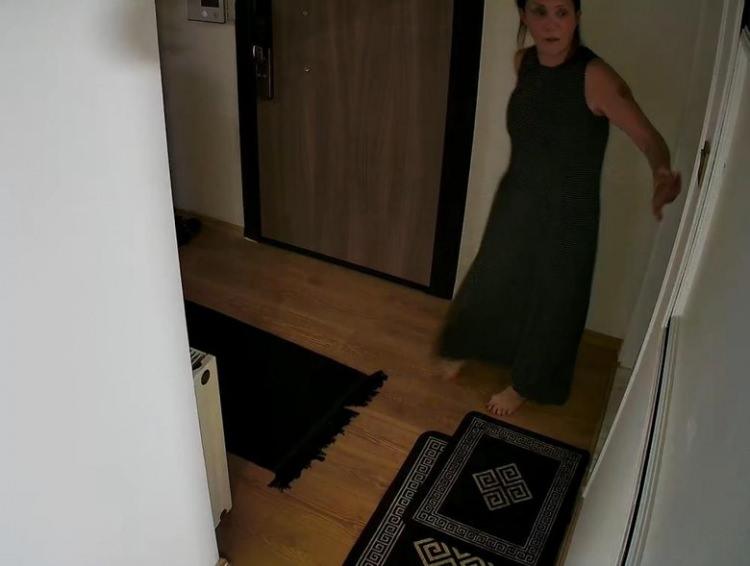 <p>Rapora yer verilen bilgilere g&ouml;re y&uuml;ksek oranda&nbsp;<strong>alkol</strong>&nbsp;alan G&uuml;ll&uuml;, lavaboya girdikten sonra olay mahallinde bulunan kızı&nbsp;<strong>Tuğyan &Uuml;lkem G&uuml;lter</strong>&nbsp;ve arkadaşı&nbsp;<strong>Sultan Nur Ulu</strong>, pencereyi a&ccedil;arak usta sanat&ccedil;ının en sevdiği m&uuml;zik olan '<strong>Malkara' roman havasını</strong>&nbsp;a&ccedil;tı.</p>
