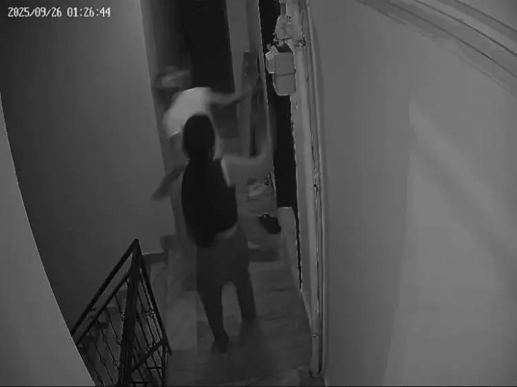 <p>G&uuml;ll&uuml;, lavabodan &ccedil;ıktığında m&uuml;zik sesini duyup <span style="color:#800080"><em><strong>"O ne lan?"</strong></em></span> diyerek oynamak i&ccedil;in odaya y&ouml;nelmesiyle Tuğyan&rsquo;ın <span style="color:#800080"><em><strong>"Atacağım şimdi seni"</strong></em></span> dediği ve sonrasında yaşanan arbedede pencereden aşağı itildiği rapor edildi.&nbsp;</p>
