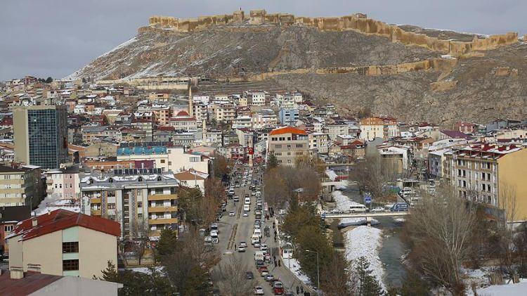 <p><span style="color:#B22222"><strong>BAYBURT</strong></span></p>

<p>Bayburt 28,137 Milyar TL İl düzeyinde GSYH'de son sırada</p>
