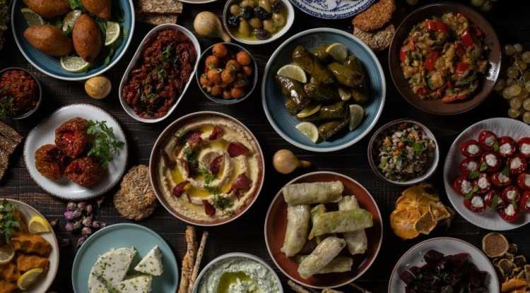 <p><strong>Geleneksel yemek tariflerini, yerel malzemeleri, otantik restoranları ve yemek eleştirmenlerinin incelemelerini harmanlayan dünyanın en prestijli gastronomi rehberi TasteAtlas, sık sık yaptığı listelerle gündeme geliyor. Dünya çapında kitlesi bulunan rehber, son olarak "Türkiye'de ne yenmeli?" sorusuna yanıt verdi.</strong></p>
