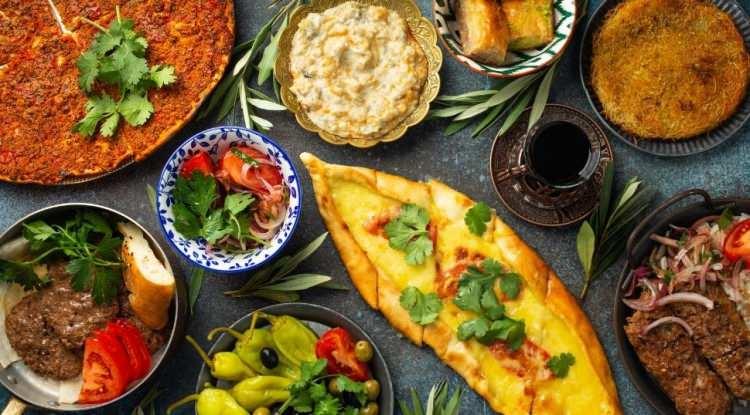 <p><strong>T&uuml;rkiye'nin en iyi yemeklerini sıralayan TasteAtlas, zirvedeki lezzet ile &ccedil;ok şaşırttı.</strong></p>
