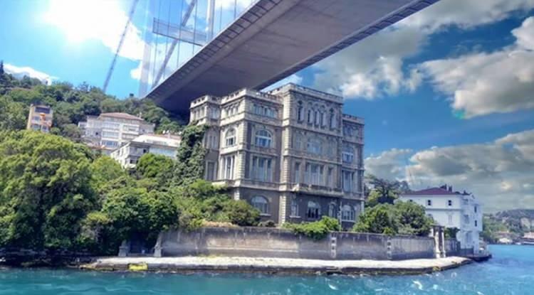 <p><em><strong>İstanbul Boğazı'nın en ihtişamlı ve en değerli yapılarından biri olarak g&ouml;sterilen Zeki Paşa yalısı tekrar satışa &ccedil;ıktı. 23 odası ve 5,5 milyon emlak vergisiyle T&uuml;rkiye'nin en pahalı yalısına istenen fiyat dudak u&ccedil;uklattı.&nbsp;</strong></em></p>
