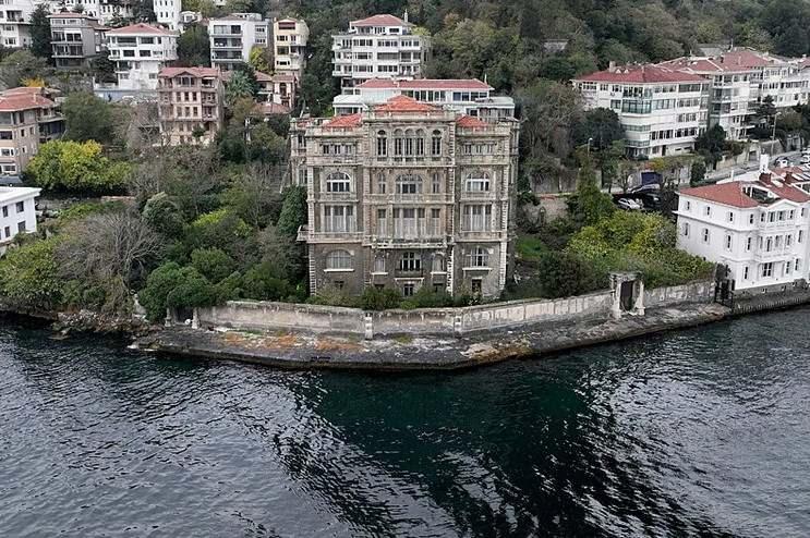 <p>İstanbul Boğazı'ndaki en pahalı yalılardan olan&nbsp;130 yıllık olan&nbsp;Tophane M&uuml;şiri&nbsp;Zeki Paşa yalısı ge&ccedil;tiğimiz g&uuml;nlerde yeniden satışa &ccedil;ıkarıldı.&nbsp;</p>
