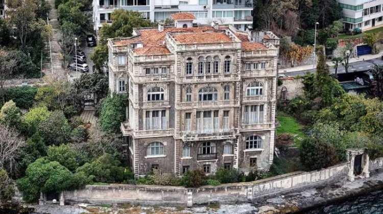 <p><strong>23 ODASI VAR</strong></p>

<p>23 odalı, 5 salonlu ve 8 banyolu Zeki Paşa Yalısı dış g&ouml;r&uuml;n&uuml;m&uuml; ve boğaz manzarasıyla da uzun yıllardır T&uuml;rkiye&rsquo;nin l&uuml;ks gayrimenkul piyasasında &ouml;zel bir yere sahip.</p>
