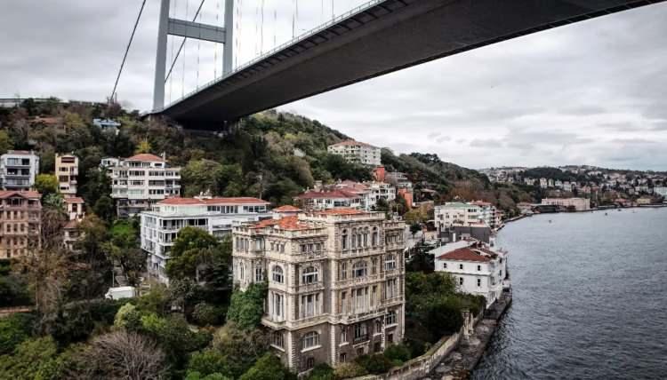 <p>Sarıyer Rumelihisarı'nda, Fatih Sultan Mehmet K&ouml;pr&uuml;s&uuml;&rsquo;n&uuml;n hemen altında yer alan yalı, benzersiz konumu ve mimarisiyle dikkatleri &uuml;zerine &ccedil;ekiyor.</p>
