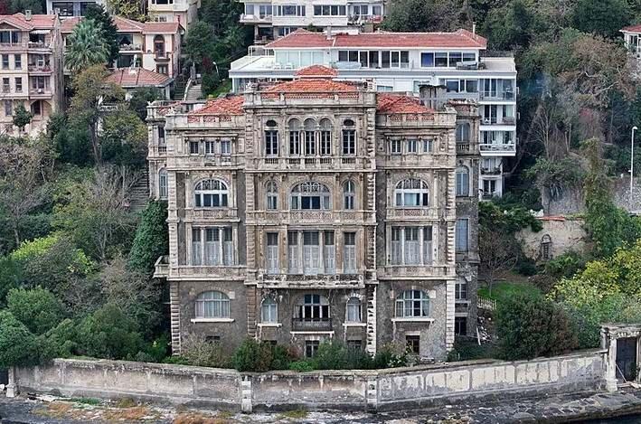 <p><strong>PAHA Bİ&Ccedil;İLEMİYOR</strong></p>

<p>Boğaz hattındaki diğer yalıların 2 ila 6 milyar TL arasında değişen fiyatlarla listelendiği d&uuml;ş&uuml;n&uuml;ld&uuml;ğ&uuml;nde, uzmanlar Zeki Paşa Yalısı i&ccedil;in &ldquo;paha bi&ccedil;ilemiyor&rdquo; yorumunu yapıyor.</p>
