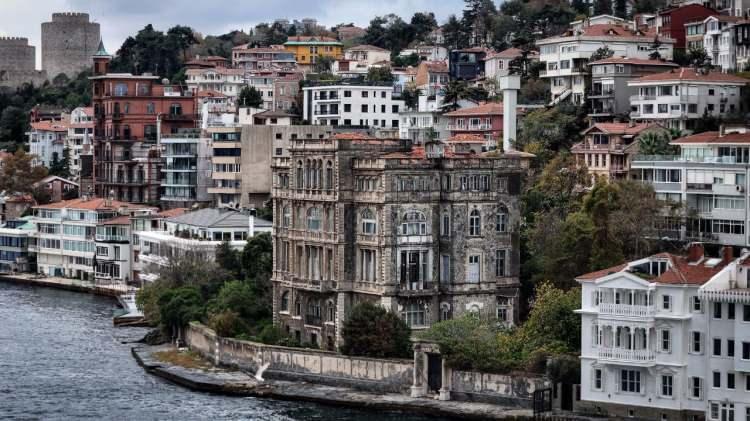 <p><strong>PAŞA YALISI'NIN TARİHİ</strong></p>

<p>Osmanlı Sultanı 2. Abd&uuml;lhamit d&ouml;neminde Tophane M&uuml;şirliği yapan Zeki Paşa'nın yalıyı, 20. y&uuml;zyılın başlarında mimar Alexandre Vallaury'ye, ailesiyle &ouml;zellikle yaz aylarında kullanacağı bir sayfiye konutu olarak inşa ettirdiği biliniyor.</p>
