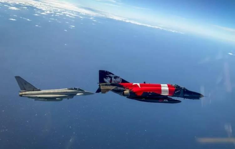 <p>Tatbikatta Aviano Hava Üssü'nden ABD Hava Kuvvetleri'ne ait F-16'lar ve İstrana Havaalanı'na konuşlandırılmış Türk Hava Kuvvetleri'ne ait F-4'ler de katıldı.<br />
 </p>

<p>Tatbikatın temel amacı, modern bir NATO hava savunma operasyonunun her aşamasında görev alan tüm personeli eğitmekti.</p>
