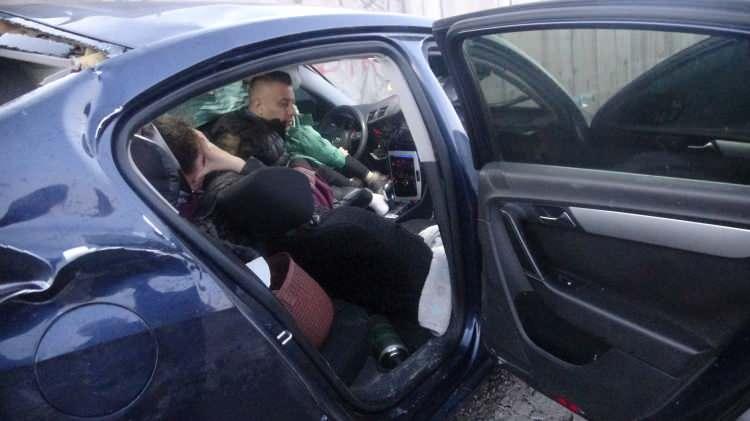 <p>Erciş'ten Van yönüne giden şoförü ve plakası belirlenemeyen tır, yoldaki buzlanma nedeniyle sürücüsünün kontrolünden çıkarak, refüje çarptı.</p>