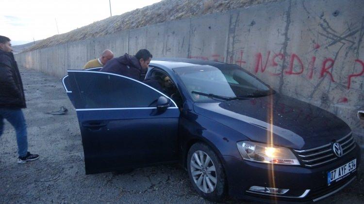 <div> </div>
<div>Yaralılar ekipler tarafından araçlardan çıkartılıp ambulansla Van Yüzüncü Yıl Üniversitesi Dursun Odabaşı Tıp Merkezi’ne kaldırıldı.</div>
<div>
<div> </div>
</div>