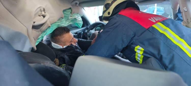 <p>1'İ ÇOCUK 5 KİŞİ YARALANDI</p>
<p><br />
Kazada, araçlardaki 1'i çocuk, 5 kişi yaralandı. Çevredekilerin ihbarı üzerine kaza yerine AFAD, itfaiye, polis ve jandarma ekipleri sevk edildi.</p>