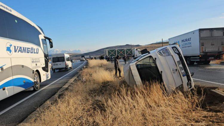 <p>Van-Erciş kara yolunda buzlanma sebebiyle 3'ü tır, 6 aracın karıştığı zincirleme trafik kazasında kazası yaşandı... </p>