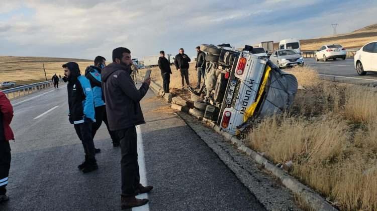 <p>Arkadan gelen 2’si tır, 5 araç da duramayınca zincirleme kaza yaşandı.</p>