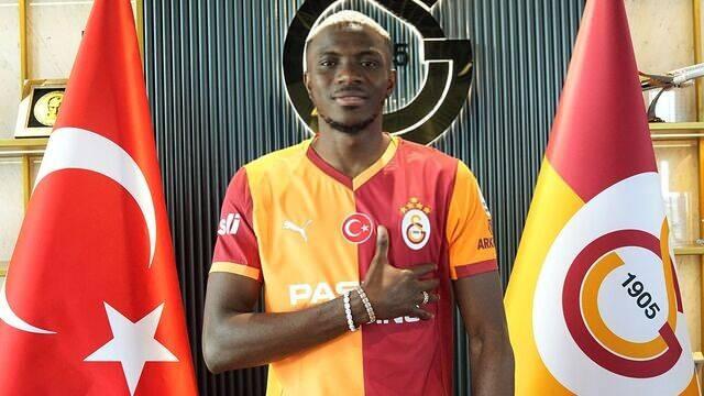 <p>Rekor seviyedeki bonservis bedeliyle Galatasaray'a transfer olan ve dünya devlerinin peşinden koştuğu <strong>Victor Osimhen'in çocukluk yılları</strong>, ablası Blessing'in anlattıklarıyla yeniden gündeme geldi.</p>
