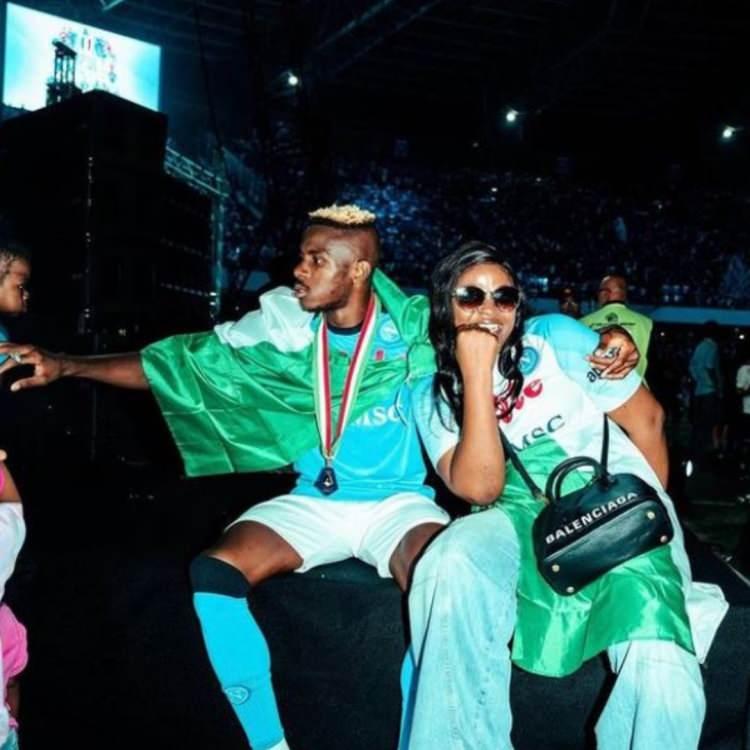 <p>Altı kardeşin en küçüğü olan Osimhen, <strong>annesini yalnızca beş yaşındayken kaybetti</strong>. Babası ise eşinin ölümü sonrası tüm yükü tek başına omuzlanmak zorunda kaldı.</p>
