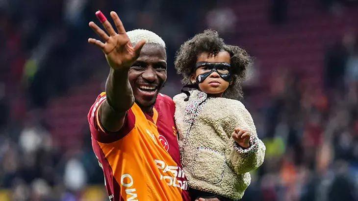 <p>Ablası Blessing, o g&uuml;nlerde Victor'un k&uuml;&ccedil;&uuml;k yaşına rağmen <strong>aile ekonomisine katkı sağlamak i&ccedil;in b&uuml;y&uuml;k &ccedil;aba g&ouml;sterdiğini</strong> anlattı:</p>
