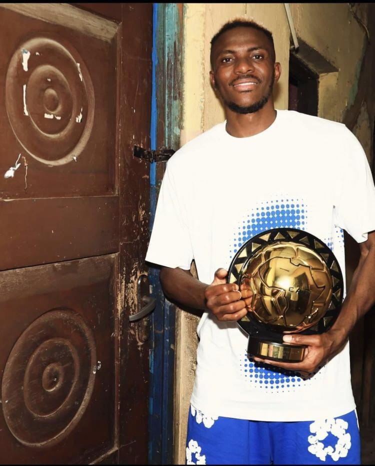 <p>Blessing Osimhen, yaşadıkları maddi sıkıntıların yalnızca ge&ccedil;im derdiyle sınırlı olmadığını belirterek, kira parasını &ouml;deyemedikleri d&ouml;nemlerde yaşadıkları &ccedil;arpıcı olayı da paylaştı:</p>
